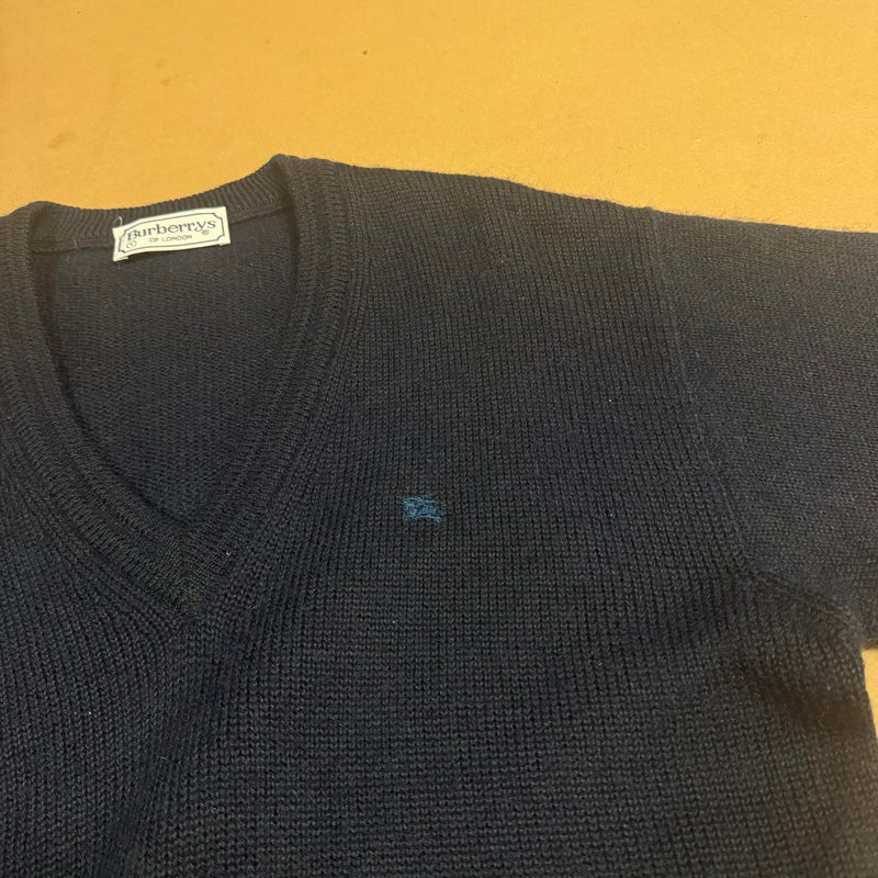 Detailansicht: Sourced limited accessories and clothes Burberry's vintage knitted sweatshirt – Logo, Nähte oder Material