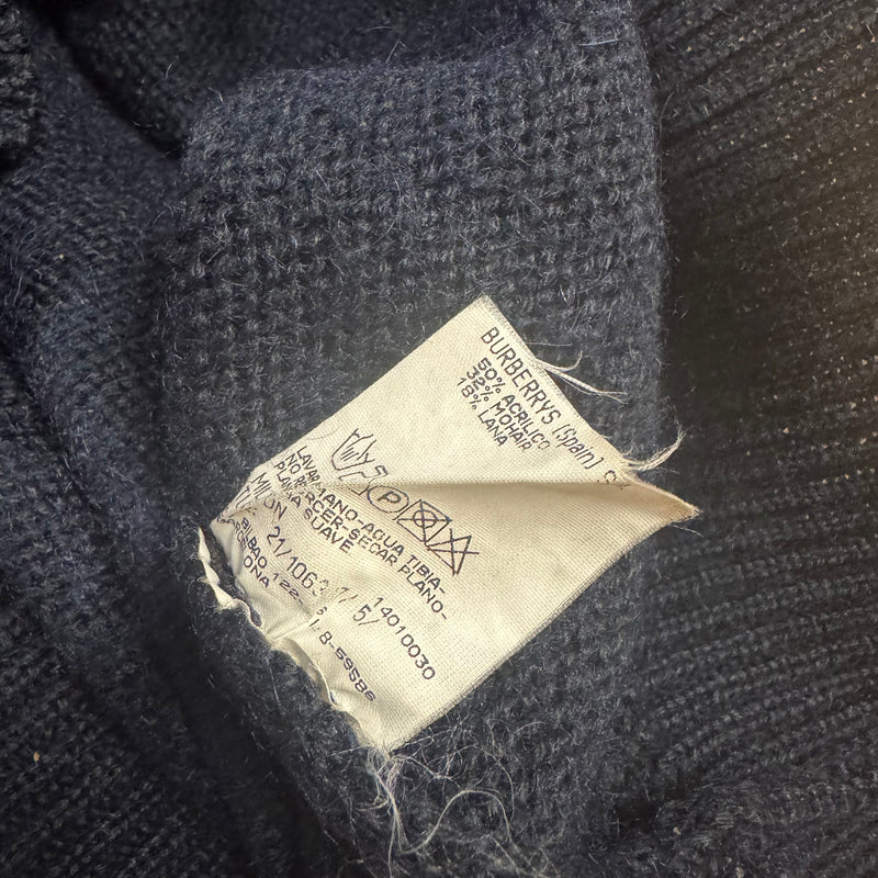 Detailansicht: Sourced limited accessories and clothes Burberry's vintage knitted sweatshirt – Logo, Nähte oder Material