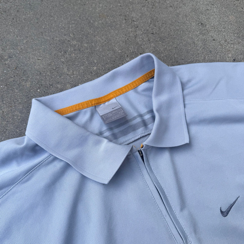 Detailansicht: Sourced limited accessories and clothes Nike Athlete streetwear 00s poloshirt – Logo, Nähte oder Material