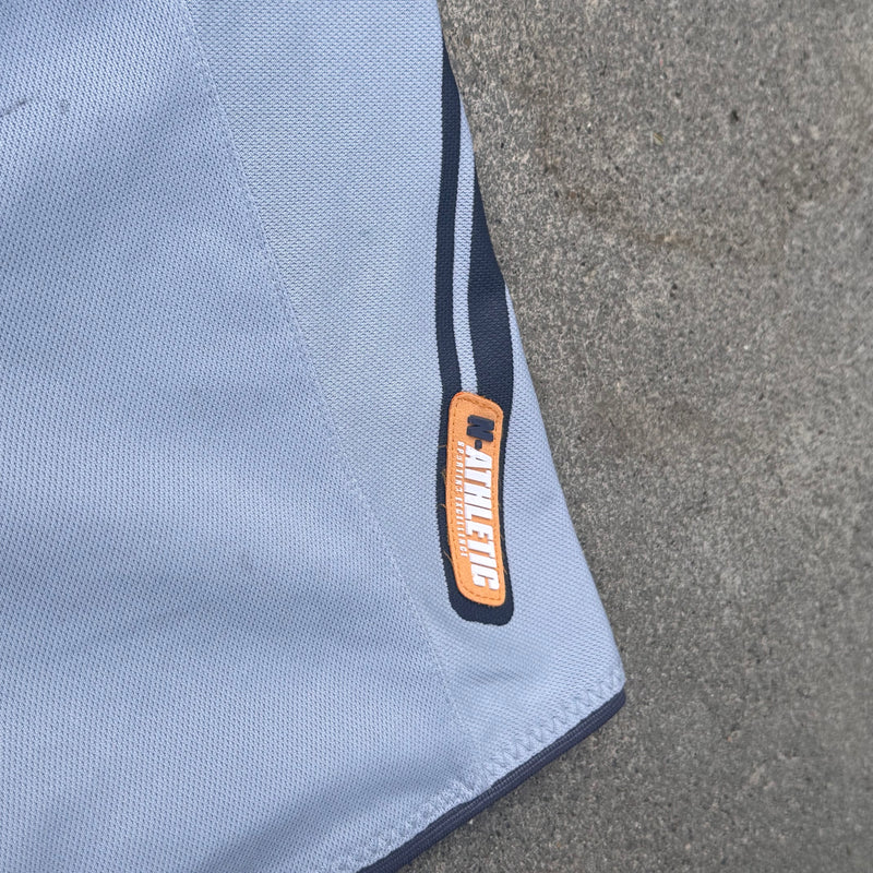Detailansicht: Sourced limited accessories and clothes Nike Athlete streetwear 00s poloshirt – Logo, Nähte oder Material