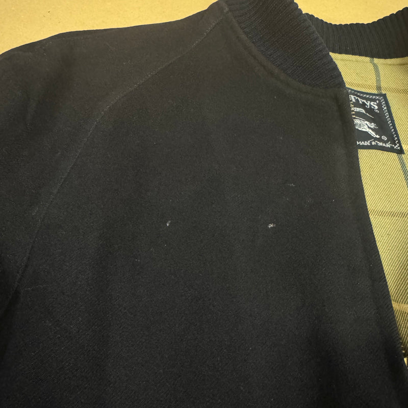 Detailansicht: Sourced limited accessories and clothes Burberry vintage black bomber coat – Logo, Nähte oder Material