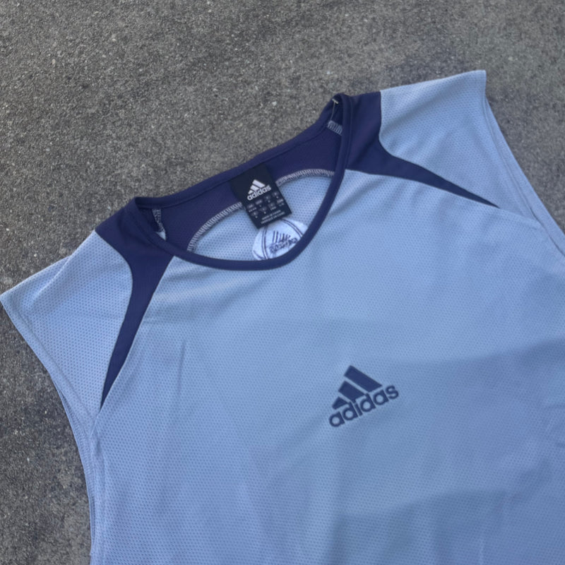 Detailansicht: Sourced limited accessories and clothes Adidas sportswear grey retro vest – Logo, Nähte oder Material
