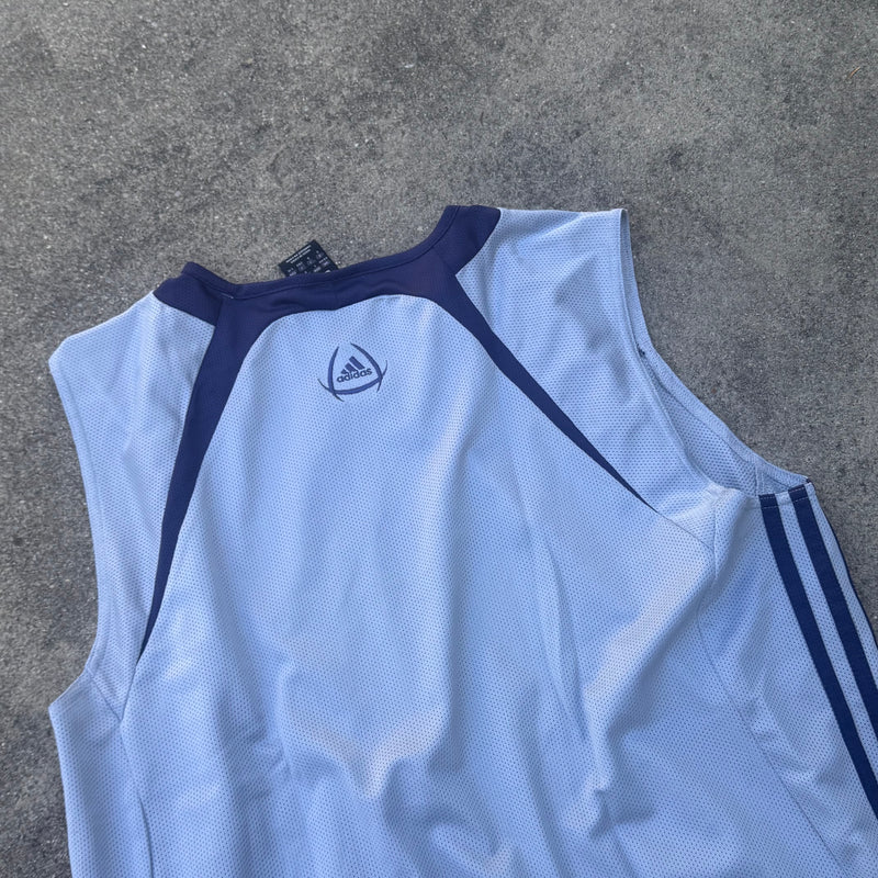 Detailansicht: Sourced limited accessories and clothes Adidas sportswear grey retro vest – Logo, Nähte oder Material