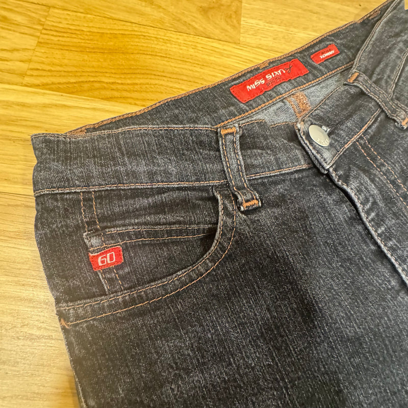 Detailansicht: Sourced limited accessories and clothes Miss Sixty black high waist wide leg jeans – Logo, Nähte oder Material