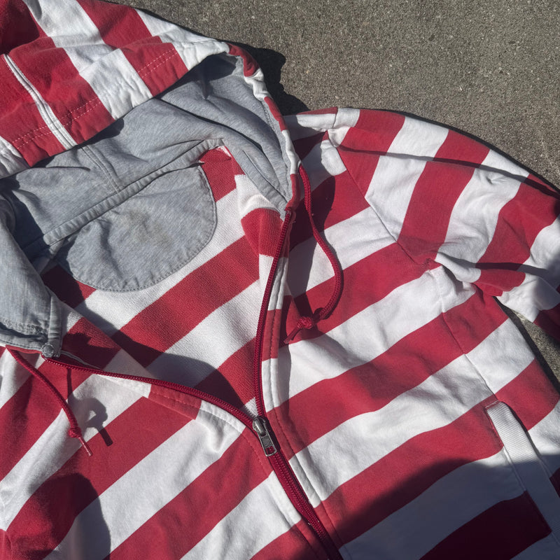 Detailansicht: Sourced limited accessories and clothes Nike vintage red and white striped zip-up hoodie – Logo, Nähte oder Material