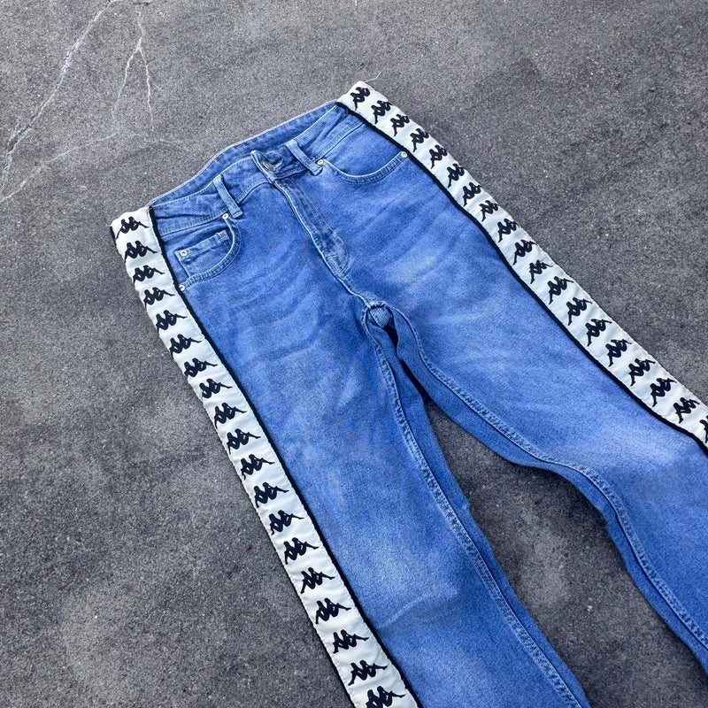 Detailansicht: Sourced limited accessories and clothes Kappa streetwear wide leg high waist jeans – Logo, Nähte oder Material