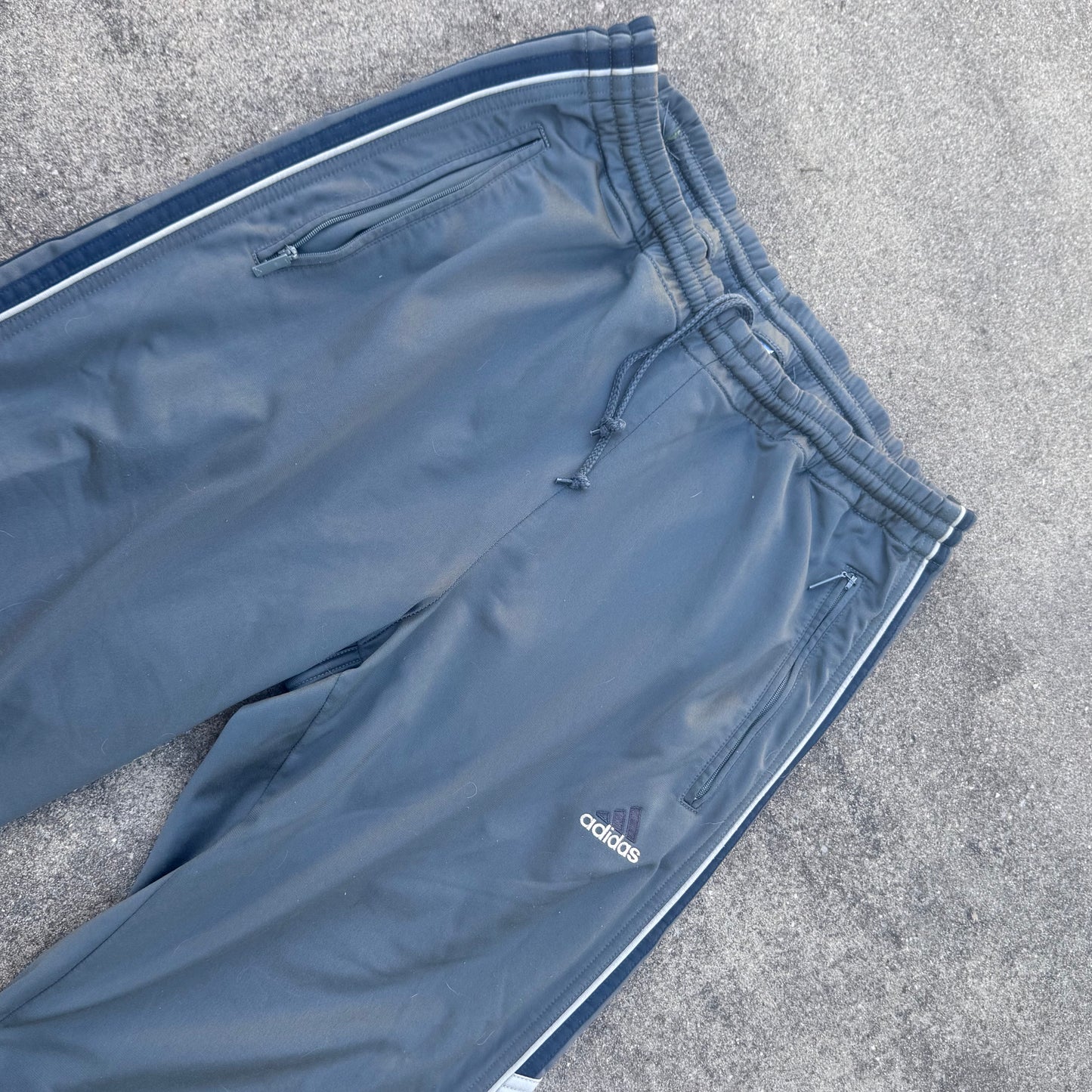 Adidas streetwear 00s grey track pants