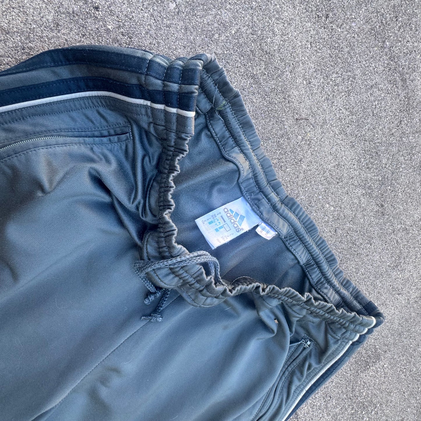 Adidas streetwear 00s grey track pants