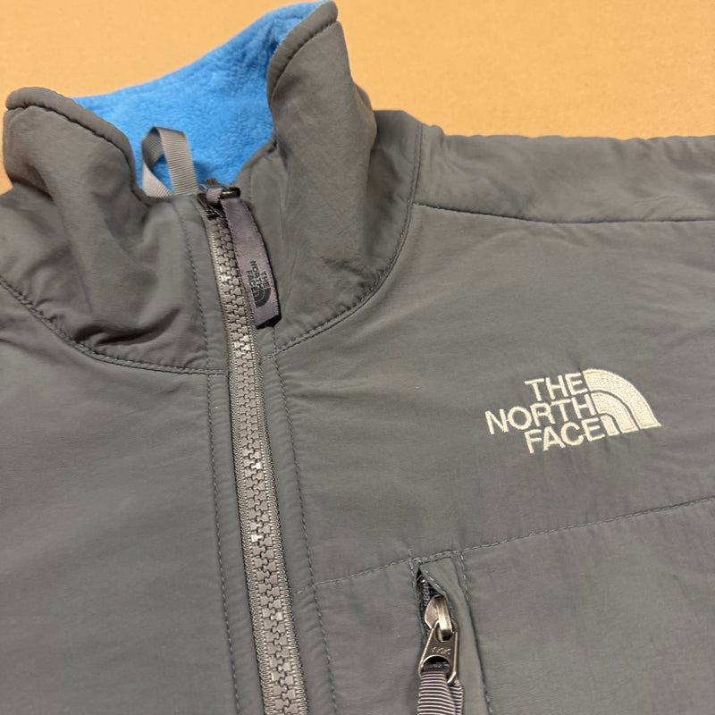 Detailansicht: Sourced limited accessories and clothes The North Face light blue fleece jacket – Logo, Nähte oder Material