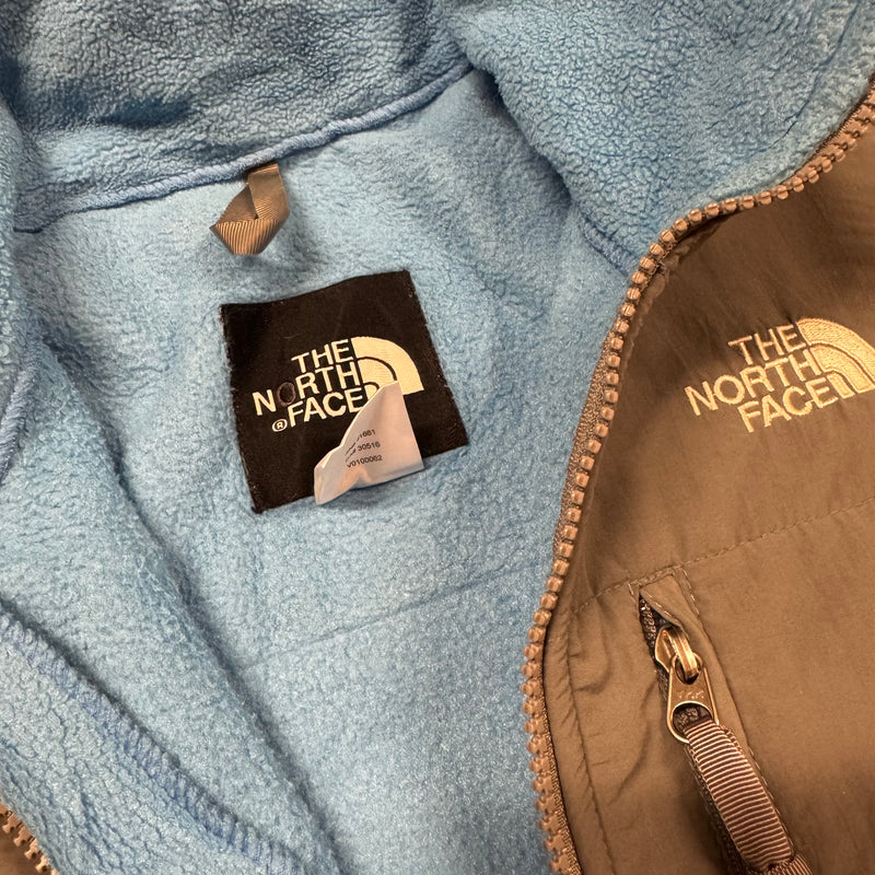 Detailansicht: Sourced limited accessories and clothes The North Face light blue fleece jacket – Logo, Nähte oder Material