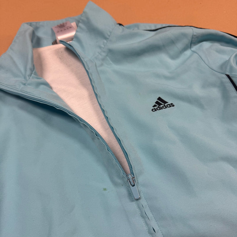 Detailansicht: Sourced limited accessories and clothes Adidas vintage light blue track jacket – Logo, Nähte oder Material