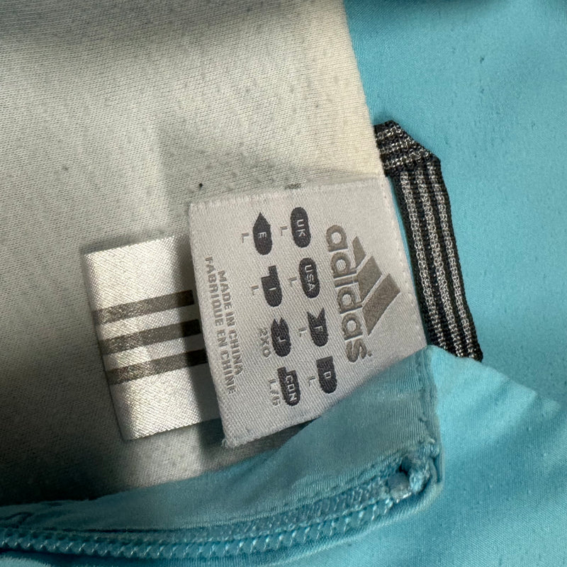 Detailansicht: Sourced limited accessories and clothes Adidas vintage light blue track jacket – Logo, Nähte oder Material