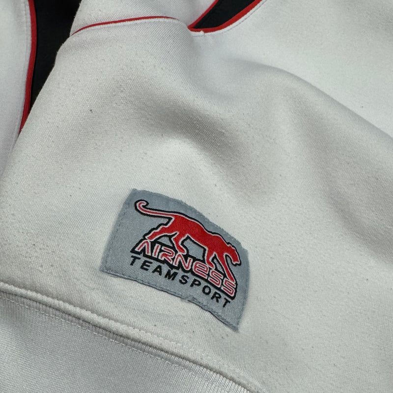Detailansicht: Sourced limited accessories and clothes Airness streetwear white sweater – Logo, Nähte oder Material