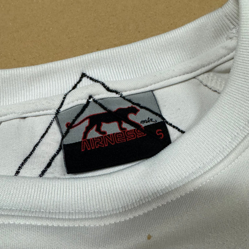 Detailansicht: Sourced limited accessories and clothes Airness streetwear white sweater – Logo, Nähte oder Material