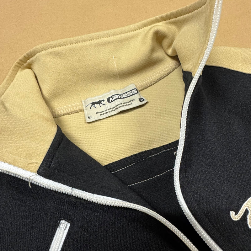 Detailansicht: Sourced limited accessories and clothes Airness black and beige Y2K women’s track jacket – Logo, Nähte oder Material
