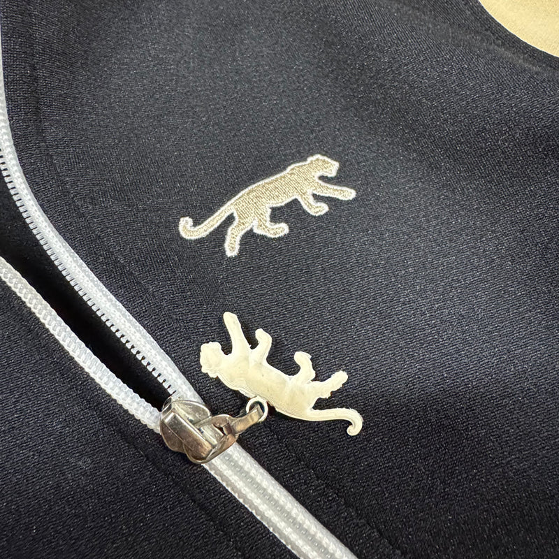 Detailansicht: Sourced limited accessories and clothes Airness black and beige Y2K women’s track jacket – Logo, Nähte oder Material