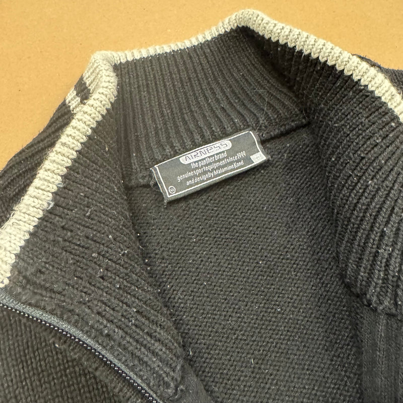 Detailansicht: Sourced limited accessories and clothes Airness vintage black knitted jacket – Logo, Nähte oder Material