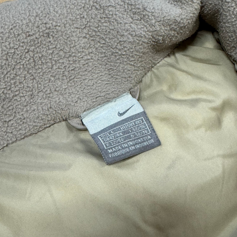 Detailansicht: Sourced limited accessories and clothes Vintage Nike 90s cream down vest – Logo, Nähte oder Material