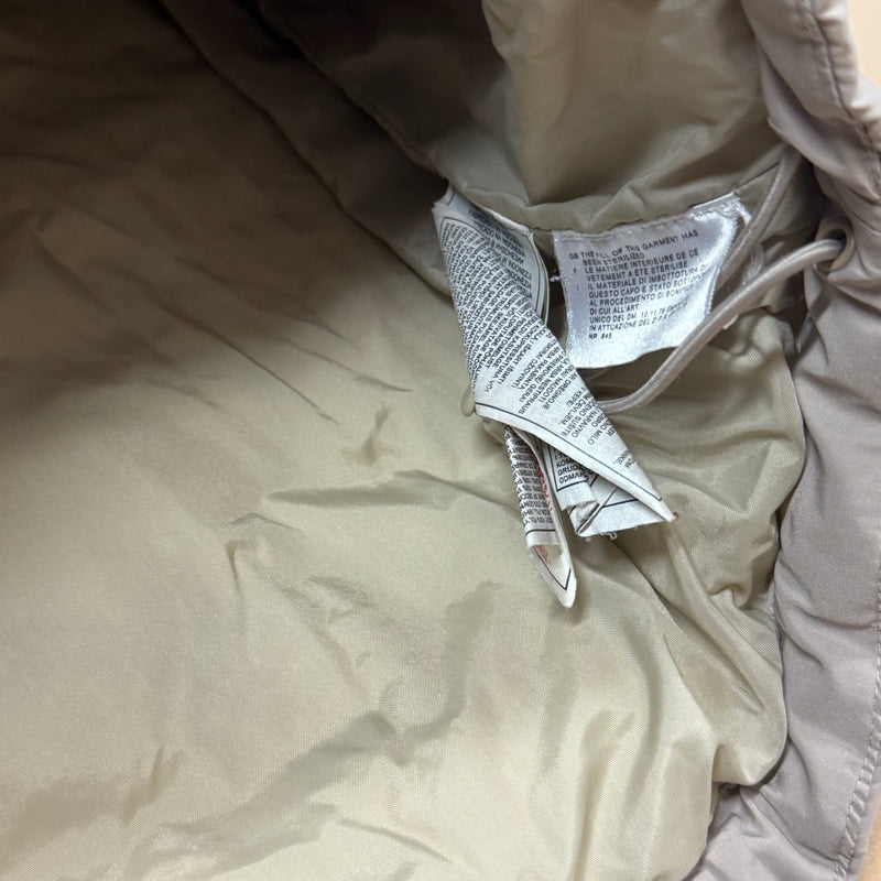 Detailansicht: Sourced limited accessories and clothes Vintage Nike 90s cream down vest – Logo, Nähte oder Material