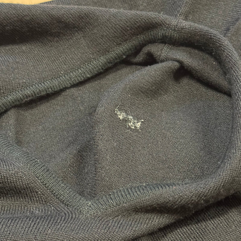 Detailansicht: Sourced limited accessories and clothes Yves Saint Laurent black on black wool sweatshirt – Logo, Nähte oder Material