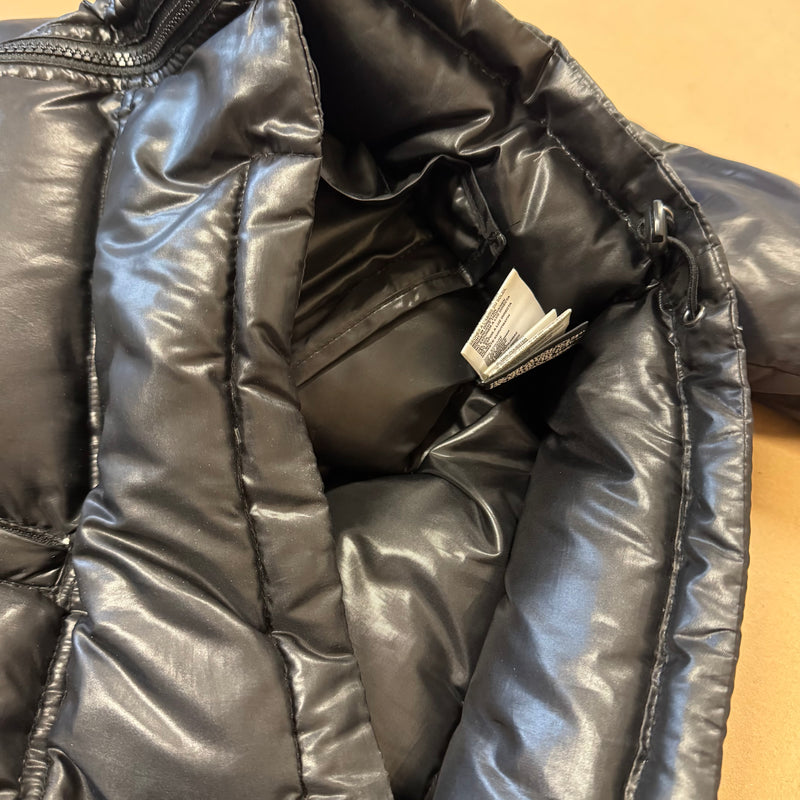 Detailansicht: Sourced limited accessories and clothes 55DSL by Diesel black puffer jacket – Logo, Nähte oder Material