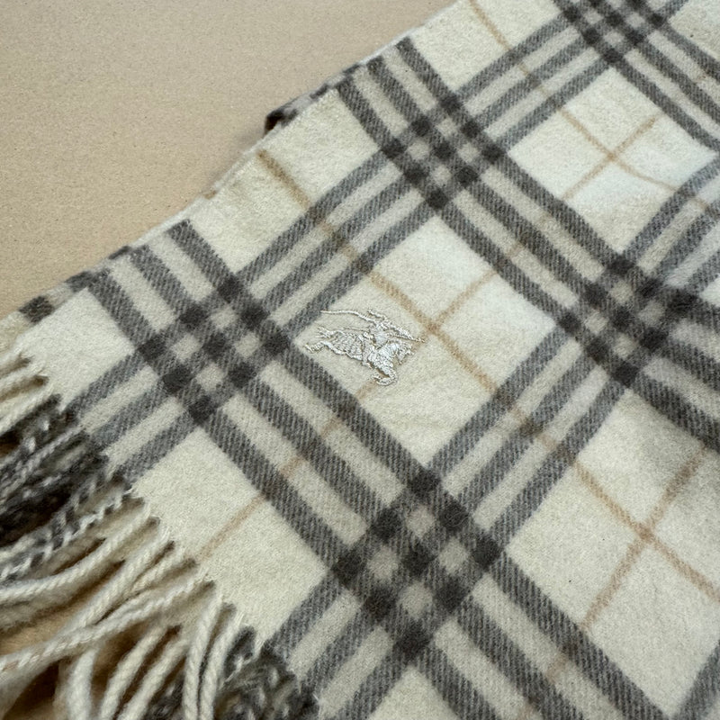 Detailansicht: Sourced limited accessories and clothes Burberry London vintage lambswool scarf – Logo, Nähte oder Material