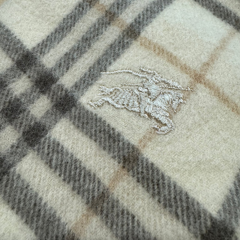 Detailansicht: Sourced limited accessories and clothes Burberry London vintage lambswool scarf – Logo, Nähte oder Material