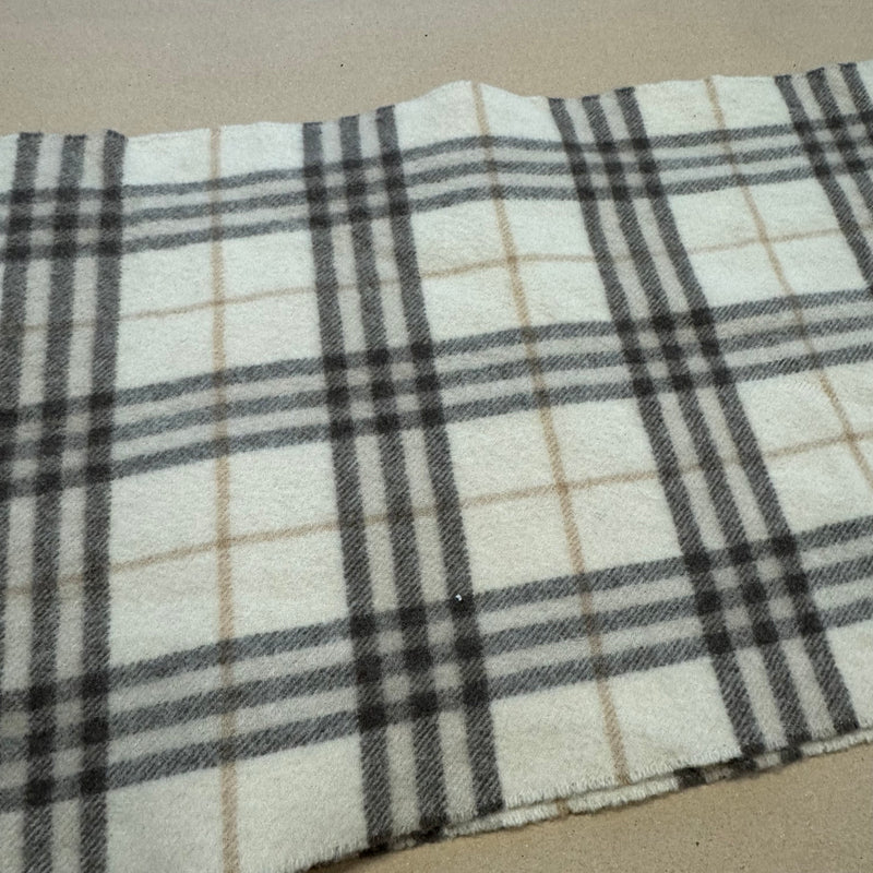 Detailansicht: Sourced limited accessories and clothes Burberry London vintage lambswool scarf – Logo, Nähte oder Material