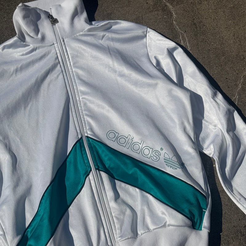 Detailansicht: Sourced limited accessories and clothes Adidas vintage 90s white track jacket – Logo, Nähte oder Material