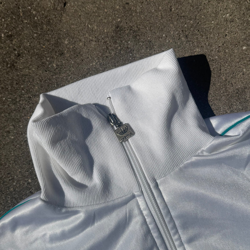 Detailansicht: Sourced limited accessories and clothes Adidas vintage 90s white track jacket – Logo, Nähte oder Material