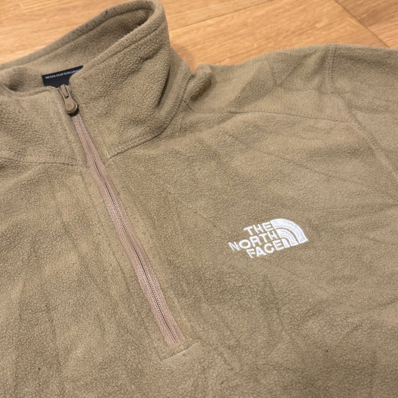 Detailansicht: Sourced limited accessories and clothes The North Face brown fleece quarter zip – Logo, Nähte oder Material