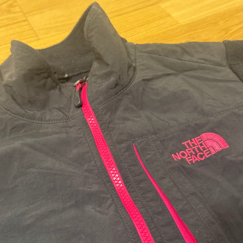 Detailansicht: Sourced limited accessories and clothes The North Face black women’s fleece jacket – Logo, Nähte oder Material