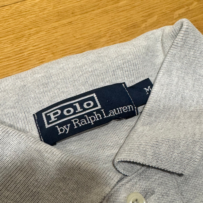 Detailansicht: Sourced limited accessories and clothes Polo Ralph Lauren grey long sleeve polo shirt – Logo, Nähte oder Material