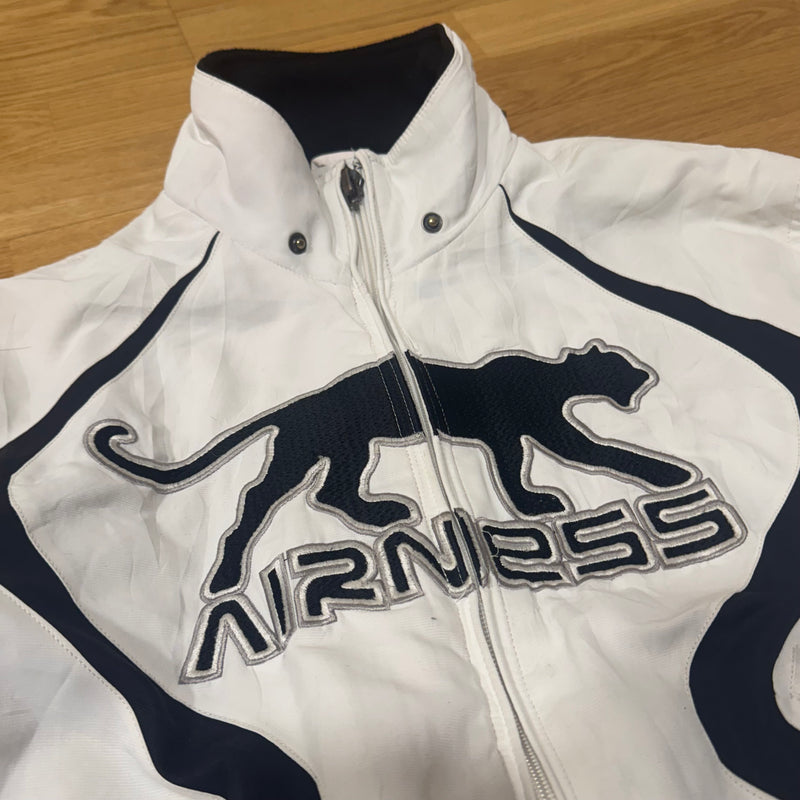 Detailansicht: Sourced limited accessories and clothes Airness streetwear white double layer fleece jacket – Logo, Nähte oder Material