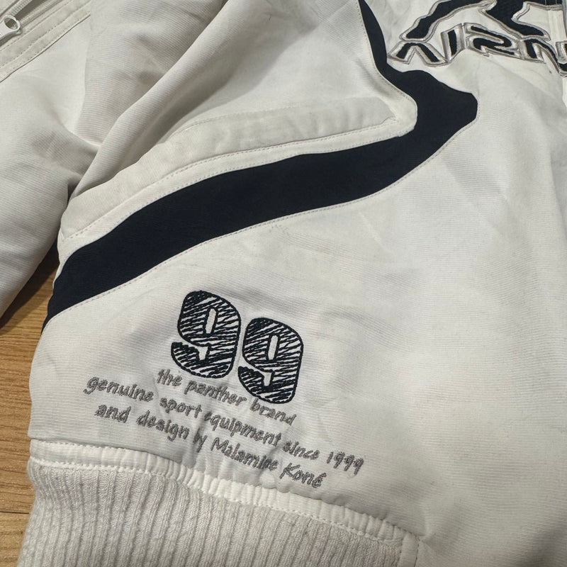 Detailansicht: Sourced limited accessories and clothes Airness streetwear white double layer fleece jacket – Logo, Nähte oder Material