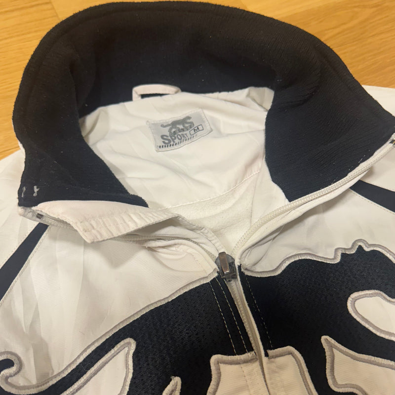 Detailansicht: Sourced limited accessories and clothes Airness streetwear white double layer fleece jacket – Logo, Nähte oder Material