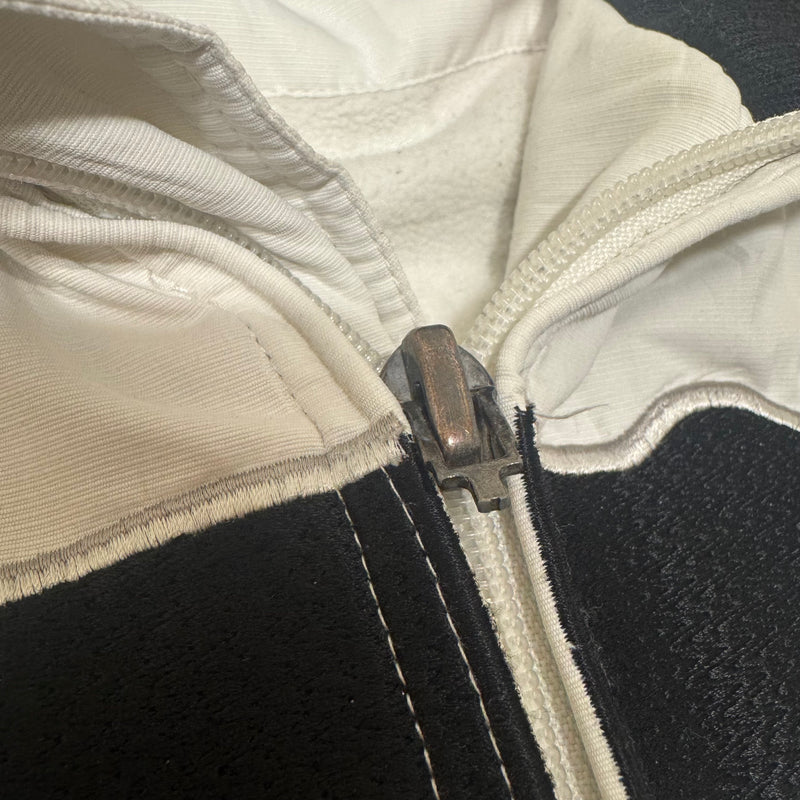 Detailansicht: Sourced limited accessories and clothes Airness streetwear white double layer fleece jacket – Logo, Nähte oder Material