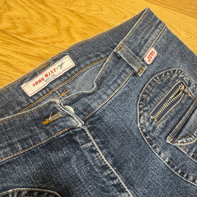 Detailansicht: Sourced limited accessories and clothes Miss Sixty high-waisted wide-leg jeans – Logo, Nähte oder Material