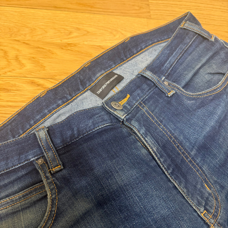 Detailansicht: Sourced limited accessories and clothes Emporio Armani vintage straight-leg pants – Logo, Nähte oder Material