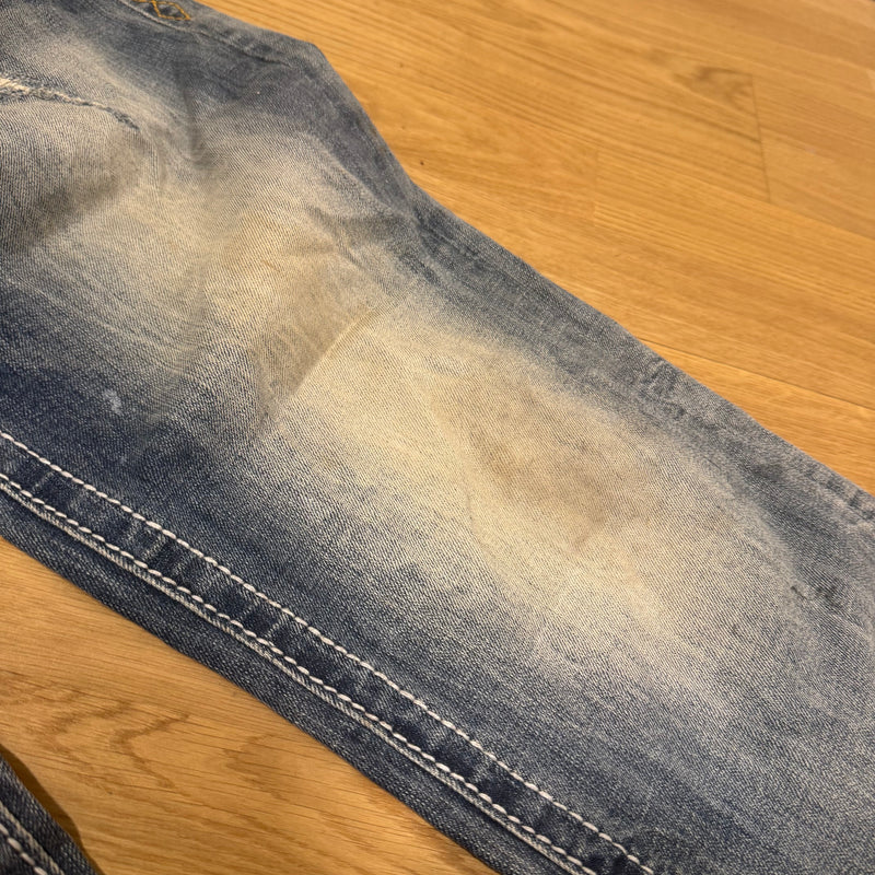 Detailansicht: Sourced limited accessories and clothes Rock Revival y2k vintage ripped straight jeans – Logo, Nähte oder Material