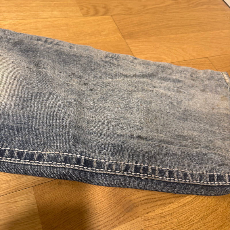 Detailansicht: Sourced limited accessories and clothes Rock Revival y2k vintage ripped straight jeans – Logo, Nähte oder Material