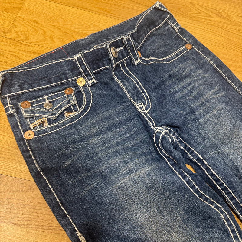 Detailansicht: Sourced limited accessories and clothes True Religion World Tour straight-leg denim jeans – Logo, Nähte oder Material