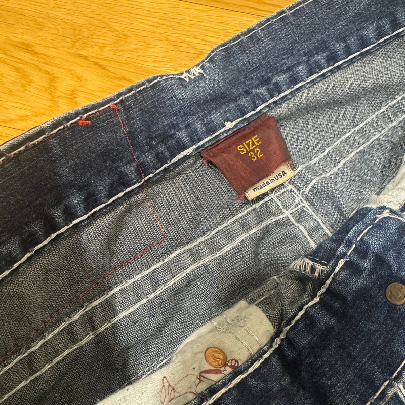 Detailansicht: Sourced limited accessories and clothes True Religion World Tour straight-leg denim jeans – Logo, Nähte oder Material