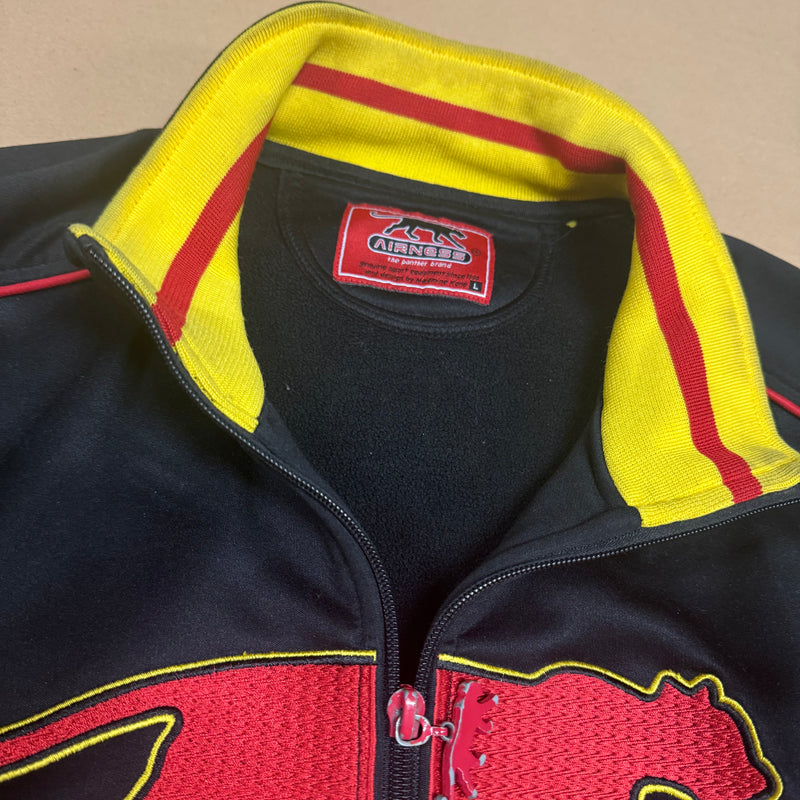 Detailansicht: Sourced limited accessories and clothes Airness y2k black streetwear track jacket – Logo, Nähte oder Material