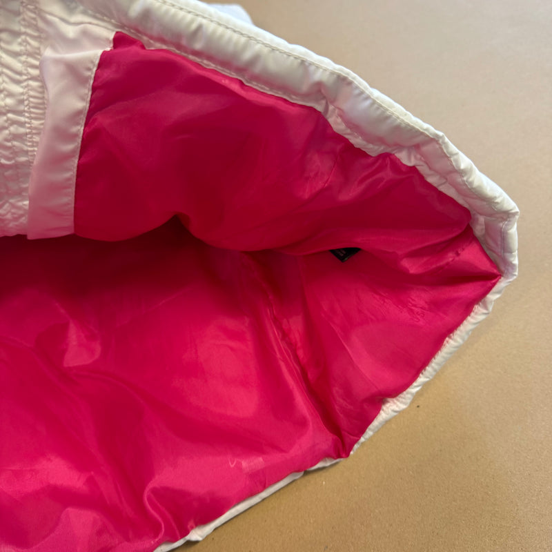 Detailansicht: Sourced limited accessories and clothes US Polo Assn white fur puffer vest – Logo, Nähte oder Material