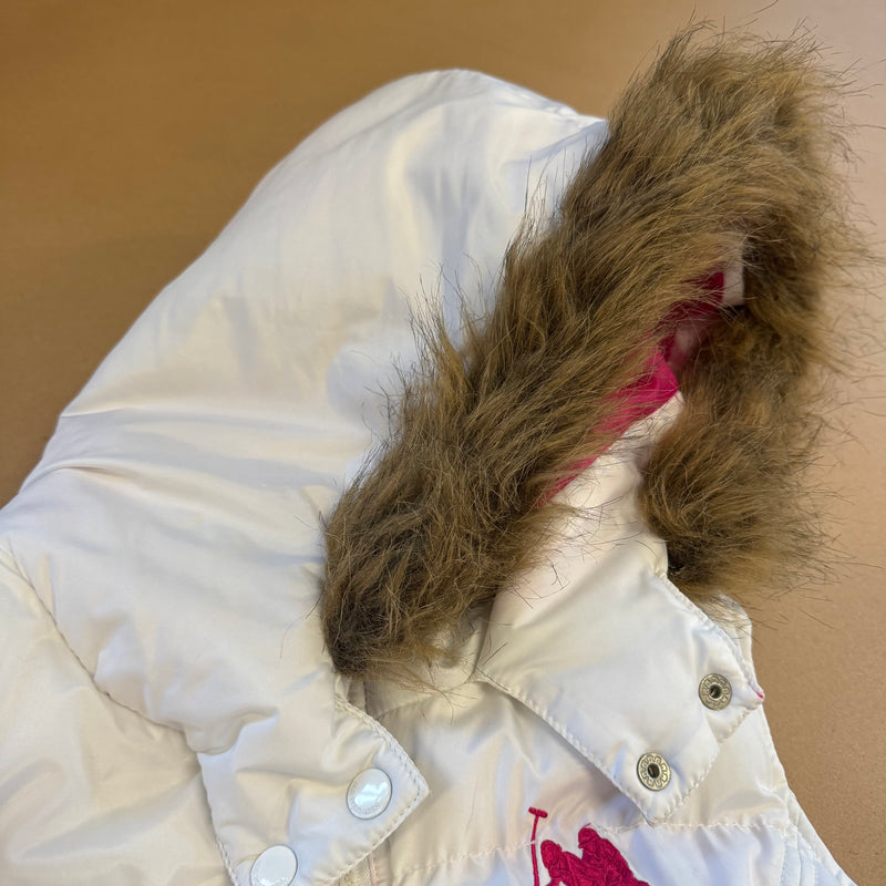 Detailansicht: Sourced limited accessories and clothes US Polo Assn white fur puffer vest – Logo, Nähte oder Material
