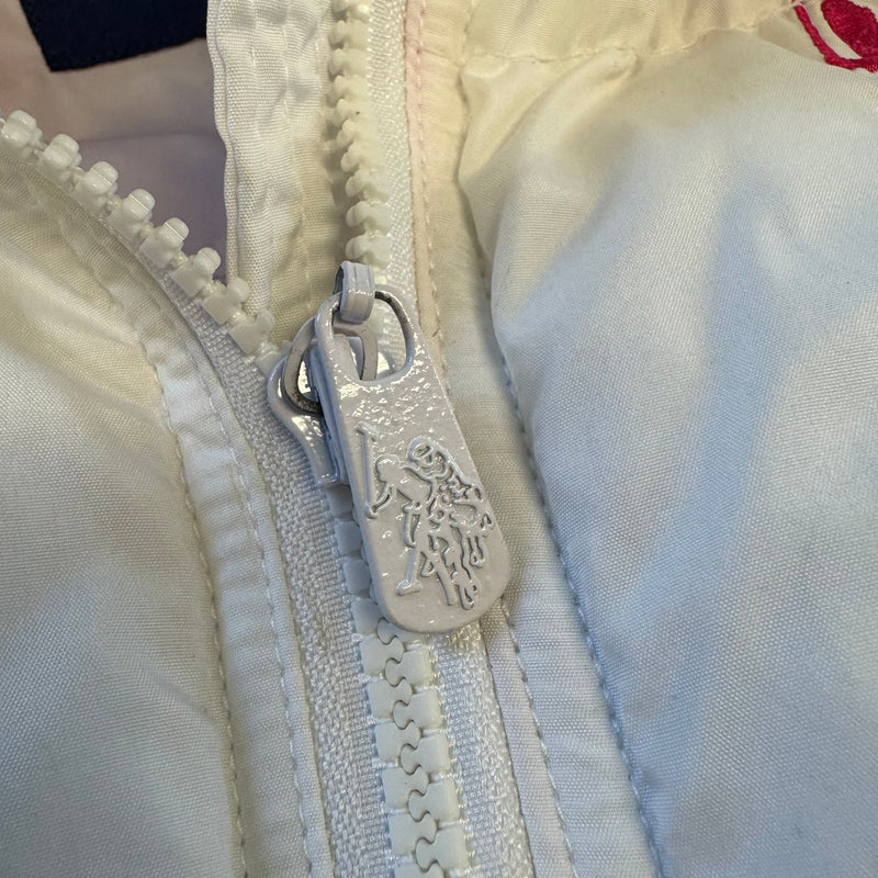 Detailansicht: Sourced limited accessories and clothes US Polo Assn white fur puffer vest – Logo, Nähte oder Material