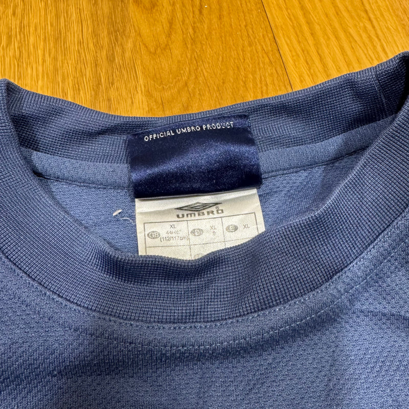 Detailansicht: Sourced limited accessories and clothes Umbro streetwear style 00s sweatshirt – Logo, Nähte oder Material