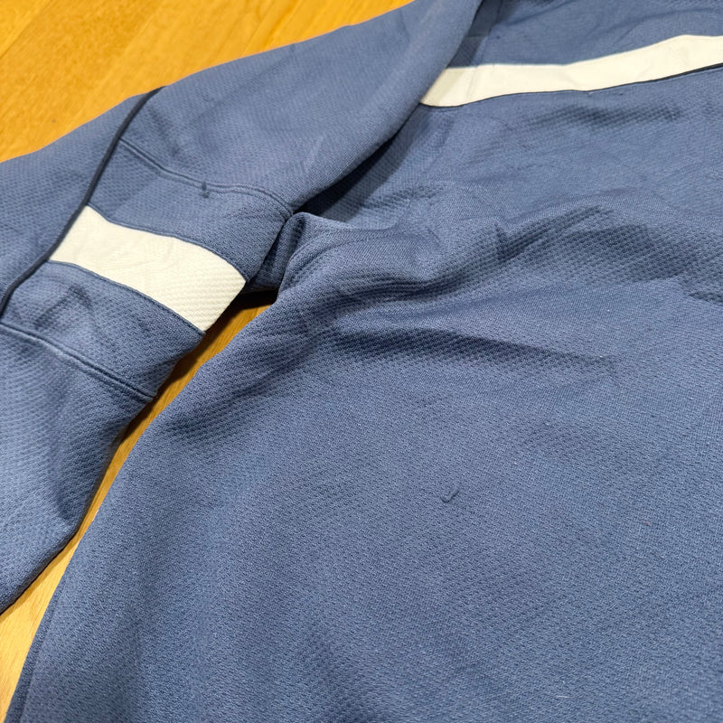 Detailansicht: Sourced limited accessories and clothes Umbro streetwear style 00s sweatshirt – Logo, Nähte oder Material