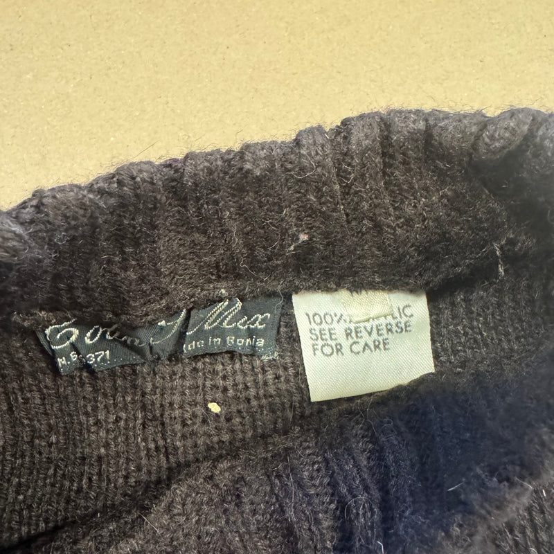Detailansicht: Sourced limited accessories and clothes Golin St. Marx vintage 90s knitted sweatshirt – Logo, Nähte oder Material